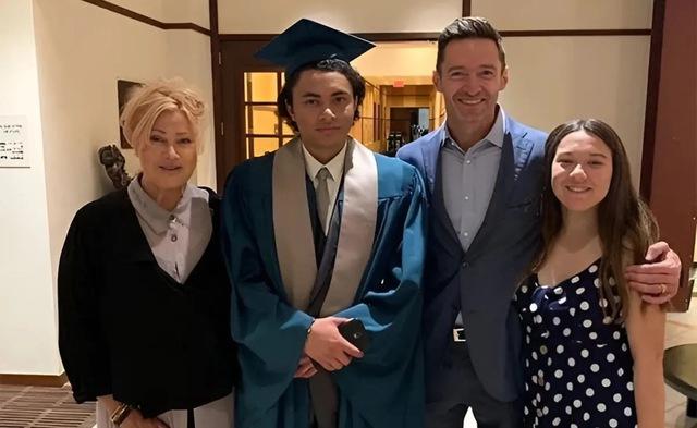 Together, they welcomed two children—Oscar, now 24, and Ava, 19—nurturing a family that always seemed grounded despite their fame