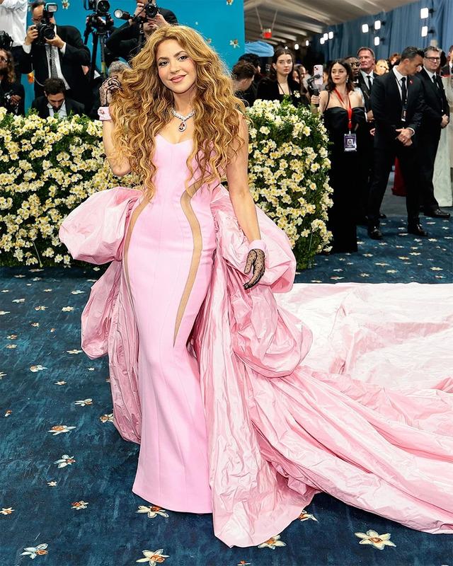 Amid the sea of tailored suits and minimalist chic, Shakira made a dazzling entrance in a voluminous pink gown that defied expectations.