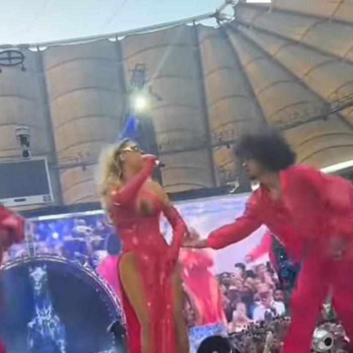 Beyoncé Saved from Onstage Disaster by Quick-Thinking Dancer