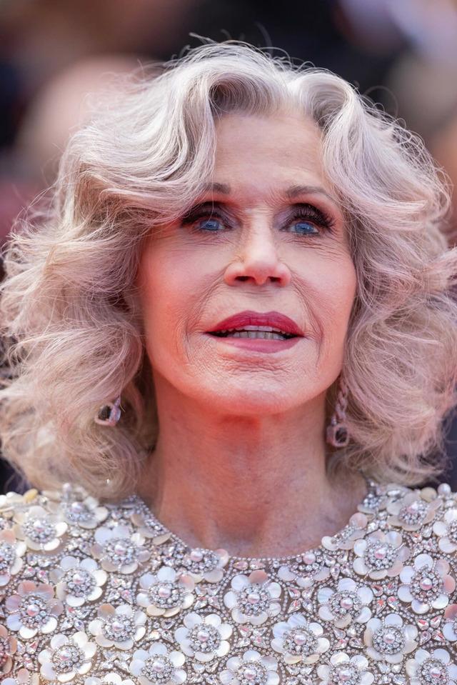 Jane’s signature silver hair, far from hiding behind dyes, was worn proudly in loose, natural waves, symbolizing authenticity and the beauty of aging gracefully.