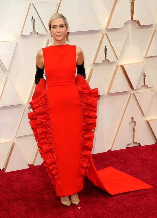 Kristen Wiig: The Boldest Red of the Oscars