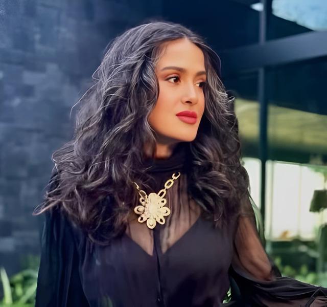 Salma’s salt-and-pepper moment ignited a generational debate, with some seeing it as a silver-streaked statement of natural beauty, while others viewed it as a step too far.