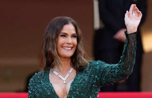 Just months earlier at Cannes, Teri wowed in a bold black dress with a thigh-high slit, radiating classic Hollywood glamour and glowing skin.