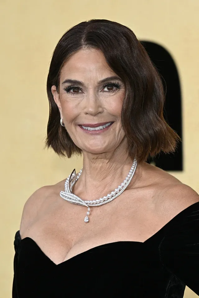 Teri’s choice to appear with a natural look, regardless of speculation, sends a powerful message of self-acceptance and confidence.