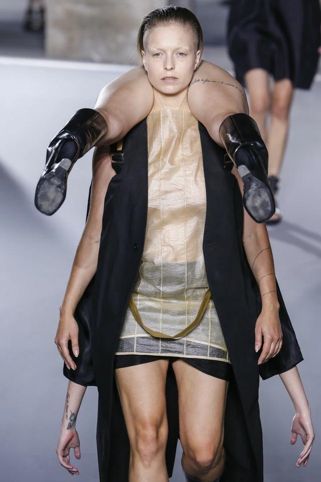 A Model’s Striking Walk at Paris Fashion Week (October 2015)