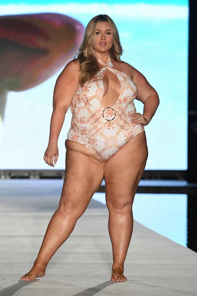 At 29, Hunter proudly holds the title of Sports Illustrated’s curviest swimsuit model, embracing her natural body and radiating unstoppable confidence.