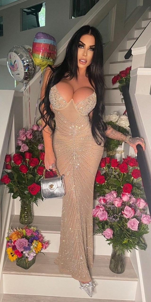 Behind the flawless photos and videos lies a disciplined daily routine that Lindi openly shares with her followers.