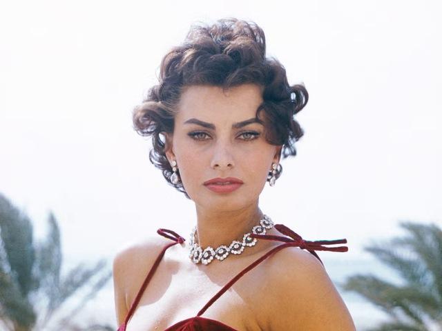 Behind the glamour and acclaim, Loren’s personal life reflects stability and devotion