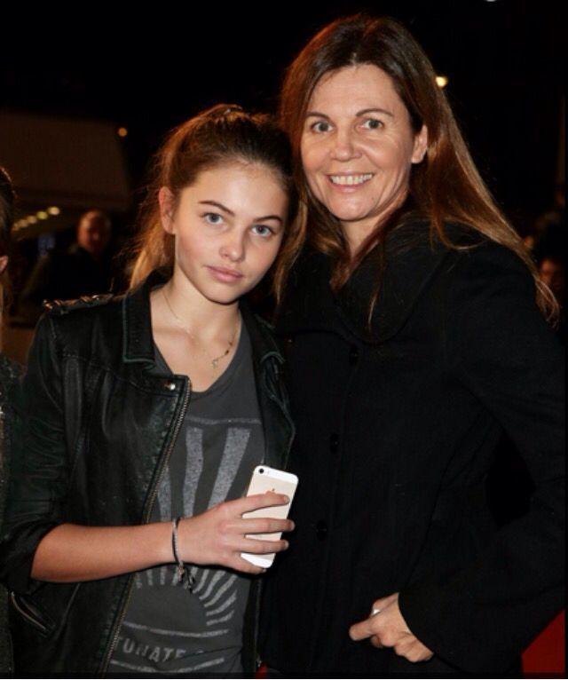 Behind the scenes, Thylane’s mother, Véronika Loubry, stood firmly by her daughter’s side.