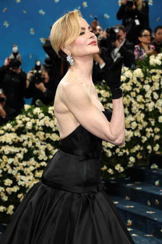 Complementing her striking hairstyle, Nicole’s strapless black satin gown captured the essence of classic glamour.