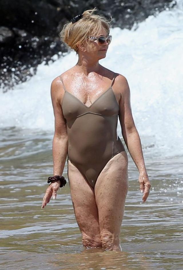 In 2025, Goldie Hawn’s recent beach photos sparked lively discussions