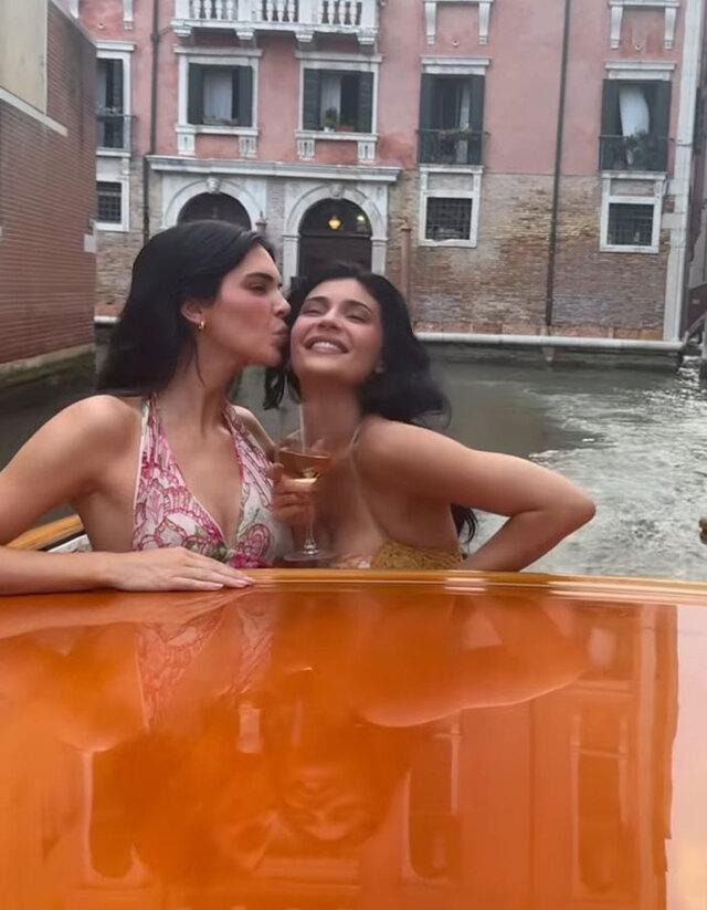 Kylie with her sister, Kendall Jenner 