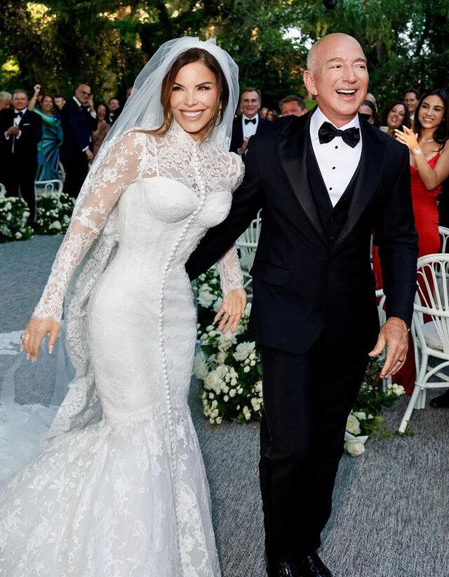 Lauren Sánchez, the bride and fiancée of Amazon founder Jeff Bezos, wore a one-of-a-kind Dolce & Gabbana gown that took over 900 hours to create