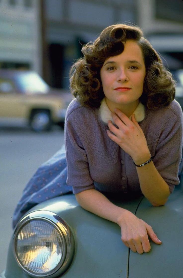 Lea Thompson’s timeless beauty shines through in this vintage portrait, capturing the early grace that would soon light up Hollywood screens.