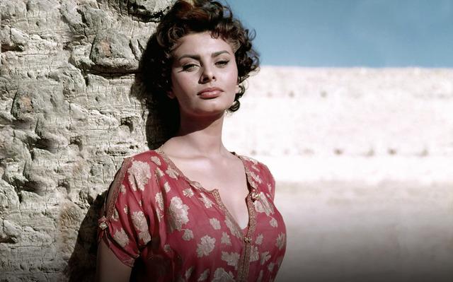 Loren’s big break came with films like Aida and The Gold of Naples, where she proved she was far more than just a pretty face