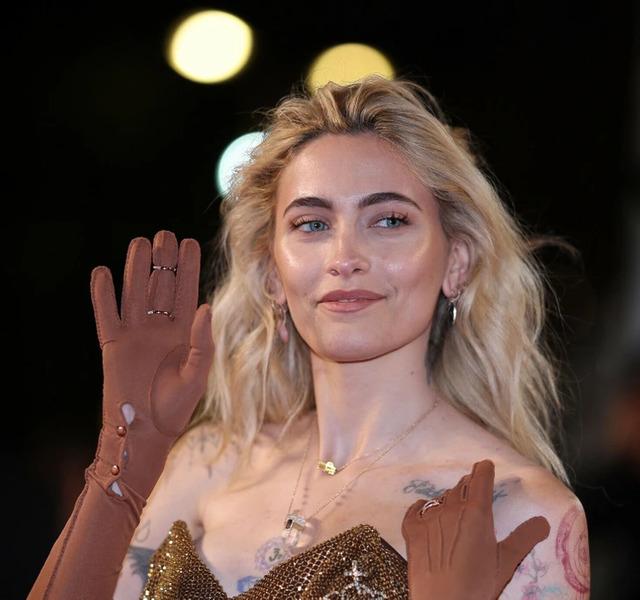 Paris Jackson’s fashion and artistic choices reflect a fascinating fusion of her family’s iconic legacy and her own bold individuality.