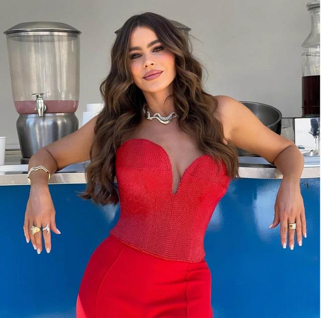 Red, a color synonymous with power and passion, felt like the perfect choice for Sofía, who has long owned this hue as a personal brand.