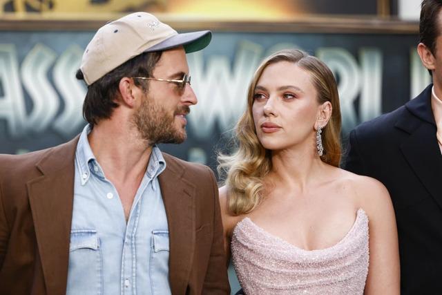 Scarlett’s kiss highlight how thin the line can be between performance and personal expression.