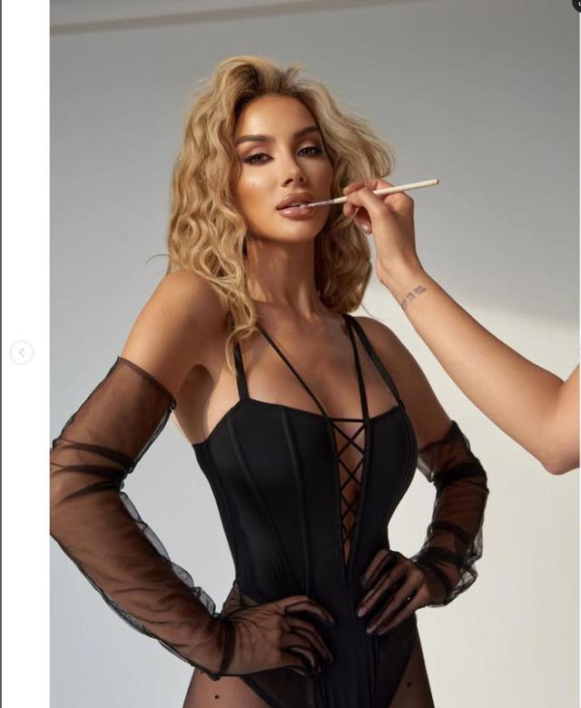 Stylist teams praised her focus on accessories that enhanced, not overshadowed, the garments.