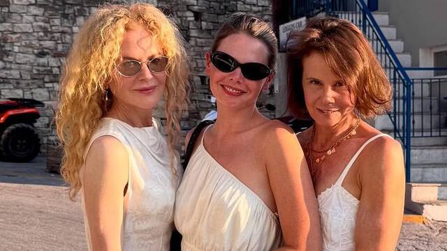 Surrounded by her sister Antonia and niece Lucia, she tossed aside flat irons and wigs, letting her natural curls take center stage.