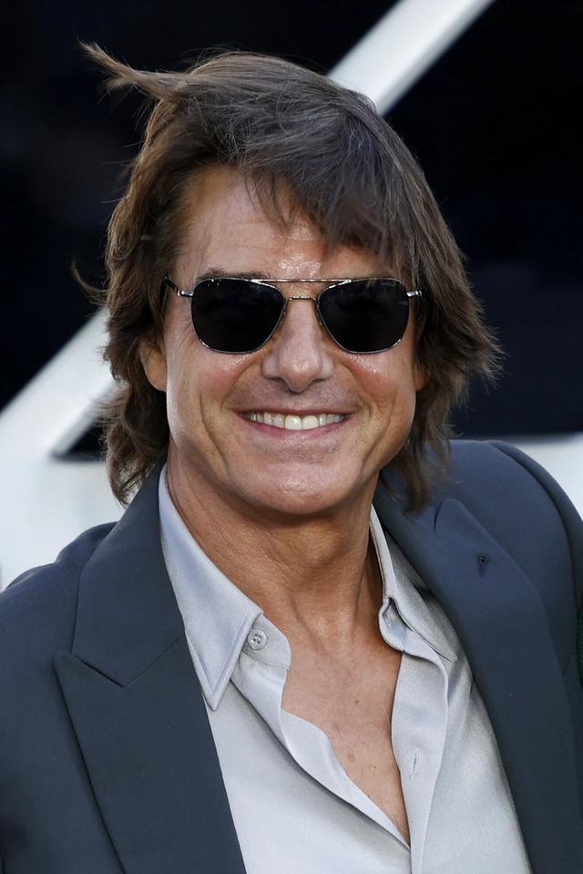 Tom Cruise flashes a confident smile at the premiere, but fans can’t help but notice the dramatic changes in his appearance.