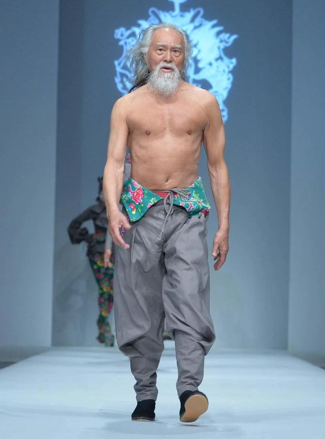 Wang Deshun: Defying Age at 79 with an Impressive Runway Performance