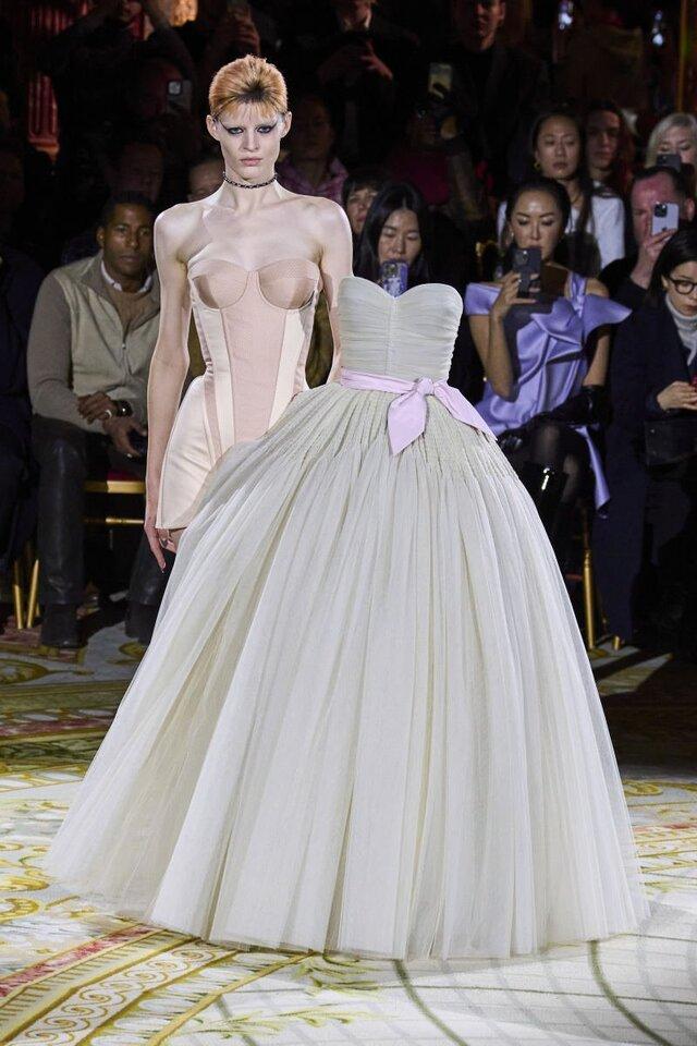 When the Dress Outran the Model: A Runway Moment of Surreal Elegance