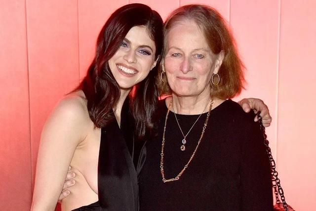 Alexandra Daddario & Christina Daddario – The Power of a Gaze