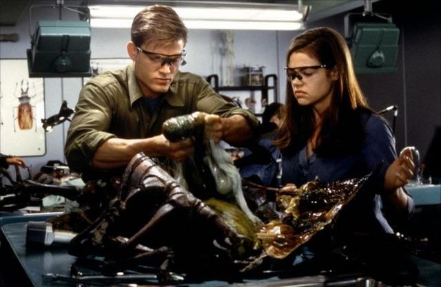 Carmen Ibanez (Denise Richards) and Carl Jenkins (Neil Patrick Harris) dissect an Arachnid specimen, a scene underscoring the film’s mix of science, horror, and military duty