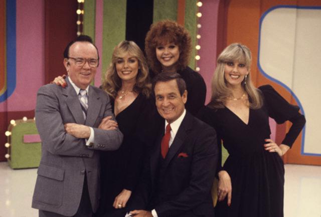 Dian Parkinson with the show’s iconic crew, a snapshot of her enduring camaraderie with Bob Barker and fellow models, a defining moment of The Price Is Right’s golden age.