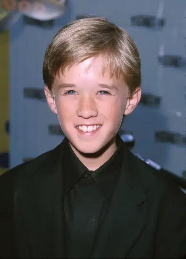 Haley Joel Osment on the red carpet during his early rise, already showing the charm that made him a fan favorite.