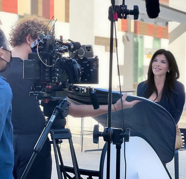 Lauren Sánchez’s first professional steps into broadcasting took place at KTVK-TV in Phoenix