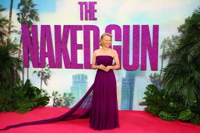 Pamela Anderson’s fashion choice was a masterclass in blending modern trends with timeless elegance.