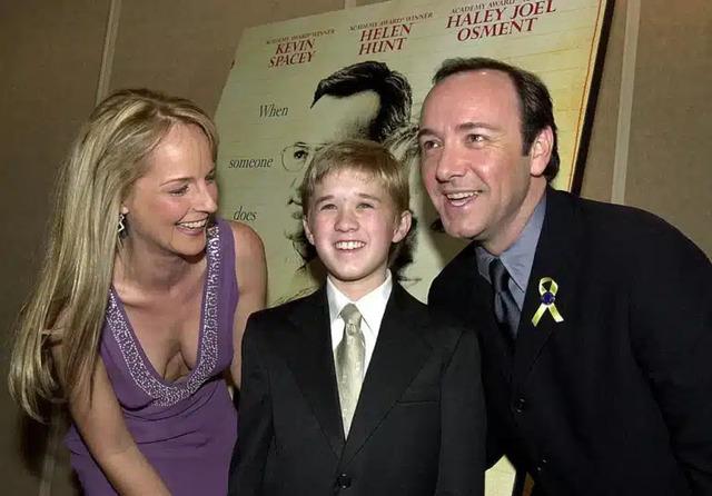 Sharing a lighthearted moment with Helen Hunt and Kevin Spacey at the Pay It Forward premiere.