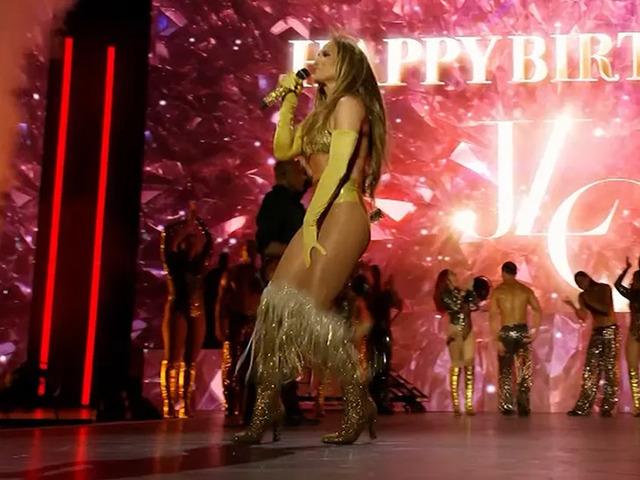 Social media exploded with reactions, ranging from admiration for J.Lo’s figure and confidence to wild speculations about whether the wardrobe malfunction was planned.