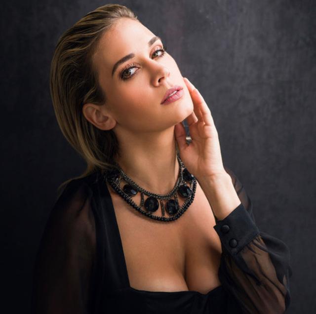 Television appearances and red-carpet interviews further showcased her range, while her improv skills made her a natural fit for unscripted moments