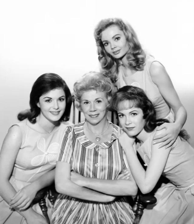 A behind-the-scenes moment with Linda and her on-screen family, capturing the warmth that defined the show.