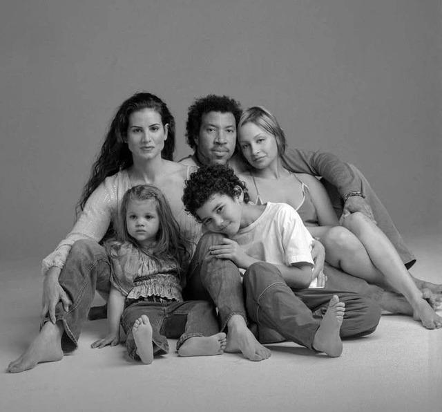 A rare family portrait: Lionel Richie with then-wife Diane Alexander and their children, including a young Sofia.