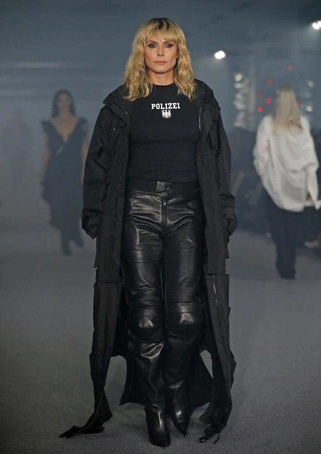 At 51, she proves that it’s not about conforming to a set beauty standard—it’s about pushing boundaries and showing that style has no age limit.