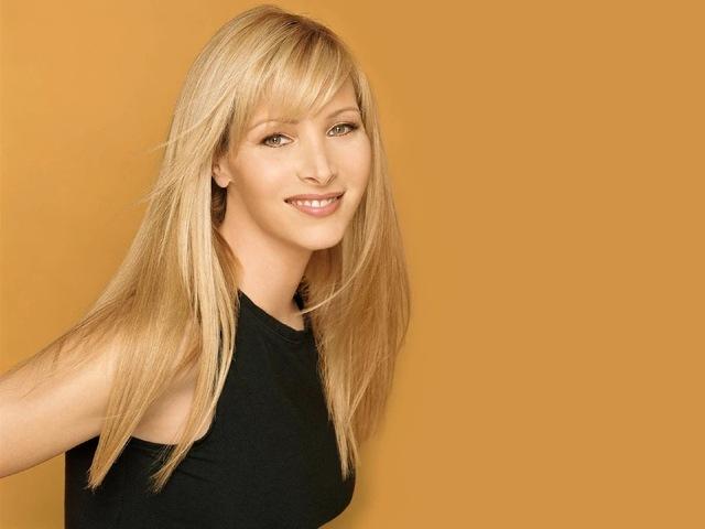 In an industry that thrives on reinvention and transformation, Lisa Kudrow’s consistency stands out. 