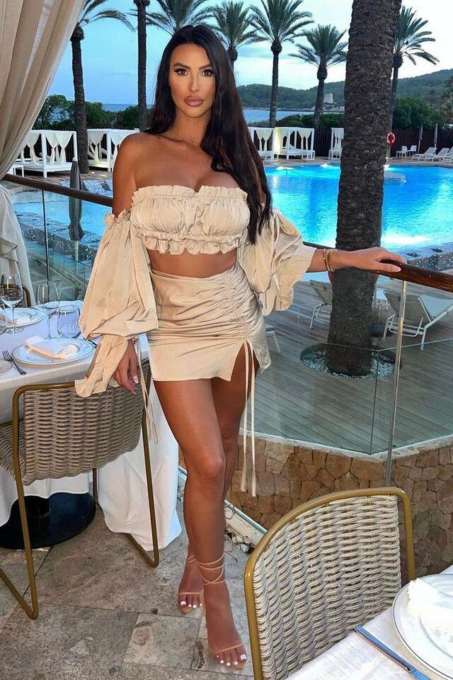 In this tropical resort shot, Alice blends laid-back style with glamour, giving us vacation vibes that are nothing short of stunning.