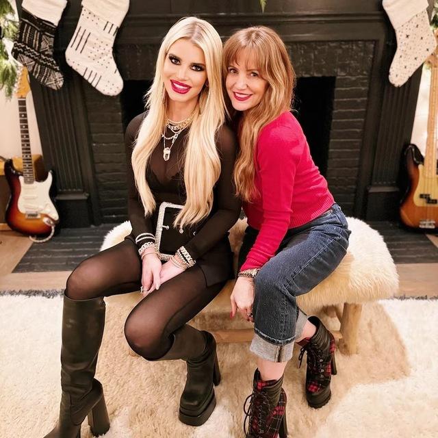 Jessica Simpson together with her mom 