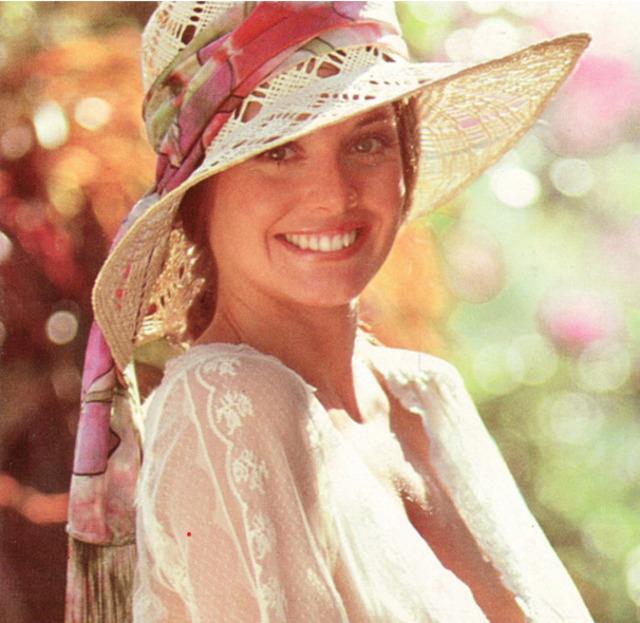 Marilyn managed to embody both high fashion glamour and approachable charm. 