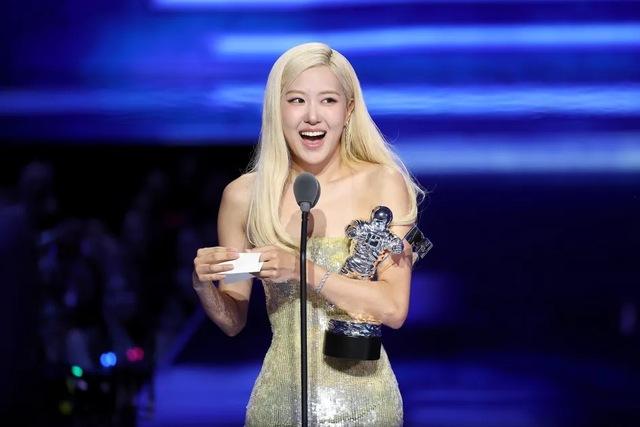 No One Standing Up To Congratulate Rosé – The Awkward VMA Moment