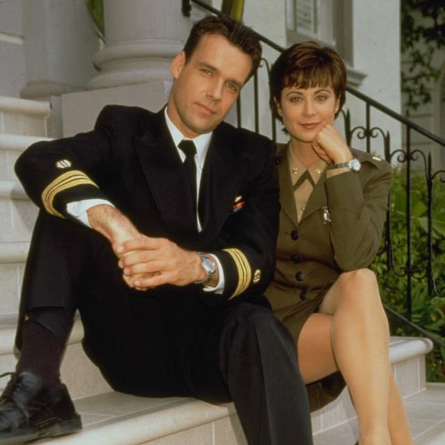 Sitting together outside the courtroom, Mac and Harm showcase both their professional bond and the undeniable chemistry that defined much of JAG’s emotional core.