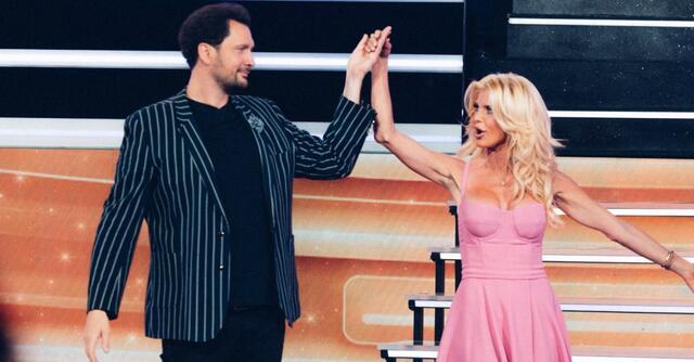 Victoria wasn’t just the host; she was the star who made La Roue de la Fortune sparkle.