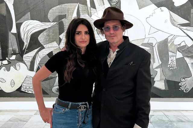 As Depp and Cruz posed in front of the masterpiece, fans couldn’t help but notice Depp’s surprising new appearance.