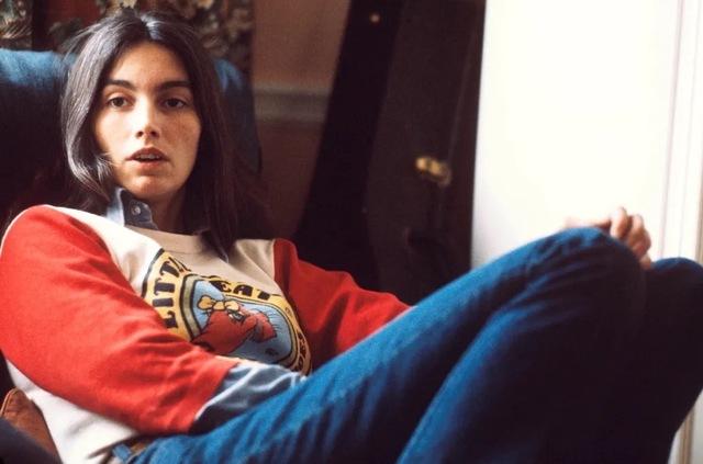 Born on April 2, 1947, in Birmingham, Alabama, Emmylou Harris was raised in a family that valued perseverance and adaptability.
