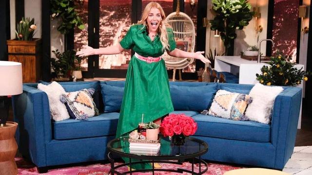 Her talk show Busy Tonight (2018-2019) was a breakout success, celebrated for its candid interviews, comedy, and discussions about contemporary culture. 