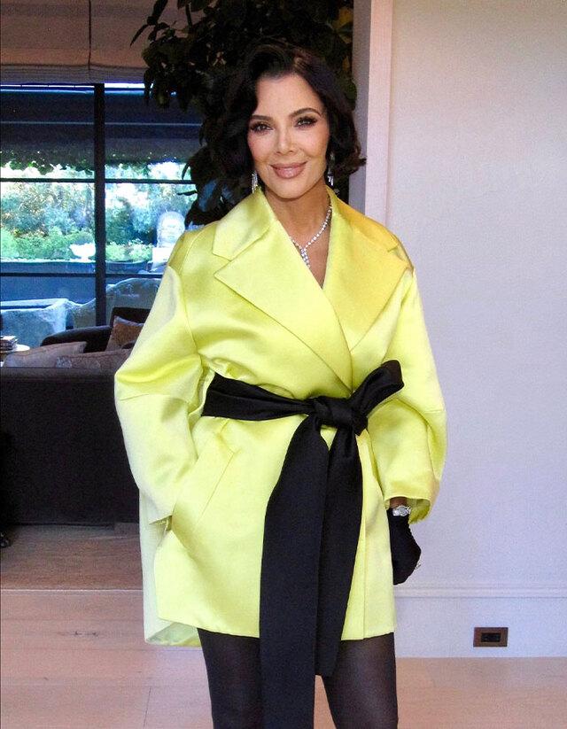 Kris chose a Givenchy dress paired with a black satin belt, black stockings, gloves, and heels, creating a powerful yet elegant image.